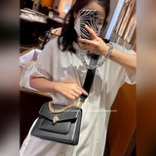 寶格麗蛇頭包 顔值擔當包面用的小牛皮搭配由瑪瑙和孔雀石構成的蛇頭搭配十分高