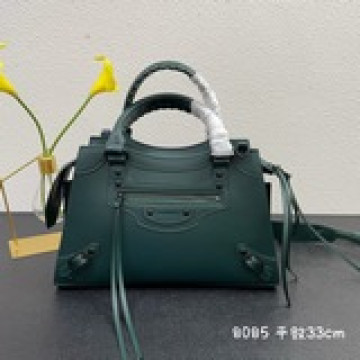 改良升級大號Balenciaga寶藏系列秋冬機車包 新寵登場啦！全新的梯形設計