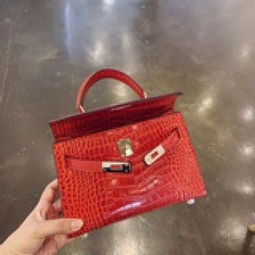 凱莉鳄魚紋22cm 頭層牛皮[色][色]超級經典精緻小巧，顔值一直在線的小包包，