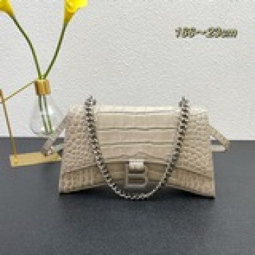 Balenciag     B家重磅推出沙漏鍊條斜挎包，外觀呈現一輪半月狀，上