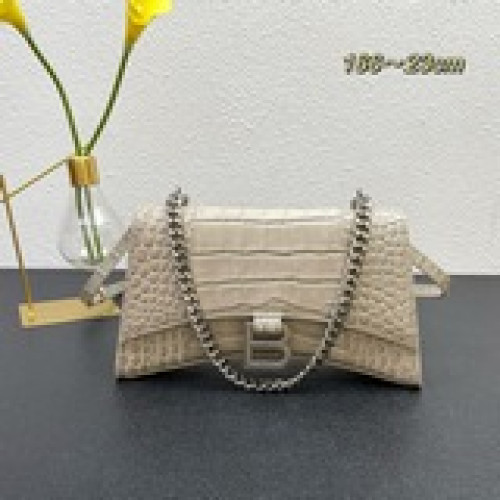 Balenciag     B家重磅推出沙漏鍊條斜挎包，外觀呈現一輪半月狀，上