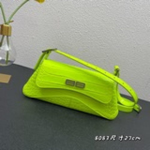 新款XX bag 翻蓋腋下包最新款#它的名字以代表親密的“xx”命名 這也是情