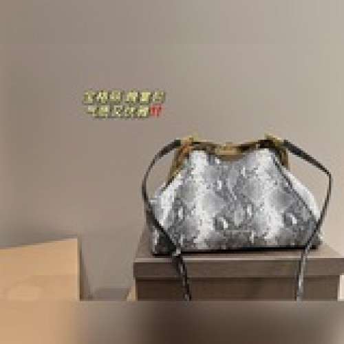 配盒尺寸30.15寶格麗 晚宴包容量不容小觑女人味滿滿 具備優雅與時尚并