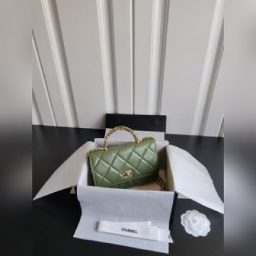 麻花手柄 WOC油蠟羊皮 ，光澤感超強，水靈靈的 且很耐造扭扭手柄是由多條皮