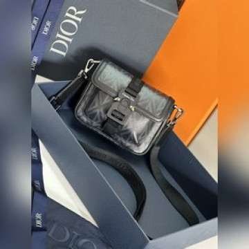 頂級原單配藍色盒子〉這款 Safari 信使包實用小巧，便于日常攜帶。采用迪奧灰