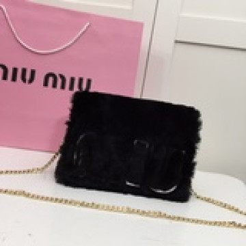 【miu miu】5BF068  Big logo 羊羔毛搭配馬德拉斯山羊皮，翻