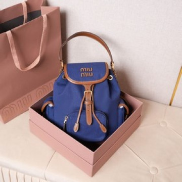 MIU 新品學院風 雙肩包 5BZ043，帆布與高品質小牛皮的完美搭配，厚實耐磨