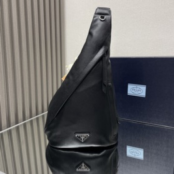 [頂級原單] 新款胸包 2VZ092全皮 2026秋冬男士胸包采用柔軟小牛皮革，
