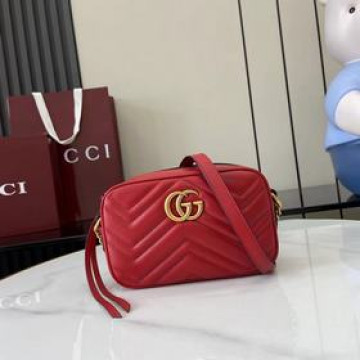 進口原廠皮。 迷你GG Marmont系列鍊帶肩背包采用頗具結構感的柔軟造型和拉