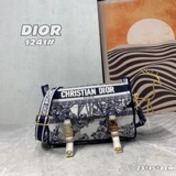 配盒子dior新款郵差包，在經典信使包的基礎上精心設計，融入 dior 的标志性