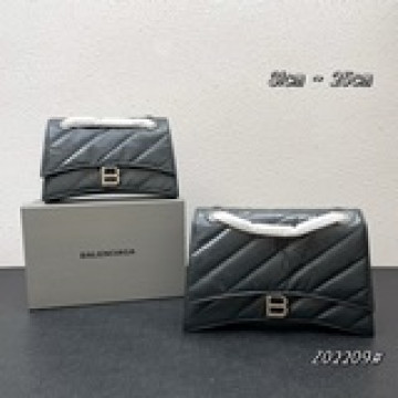 酷盒子Balenciag*最新 Crush 包款強勢登場！高級感滿滿上身超級随意