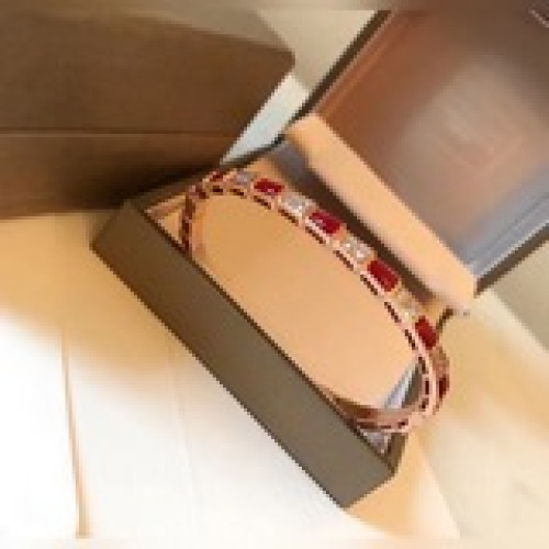 BVLGARI經典重現  寶格麗 蛇 手镯 細膩妖娆的線條設計，飾以明亮鑽石讓霸