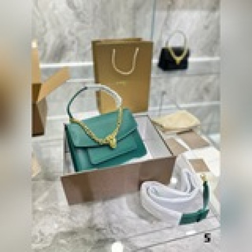 Serpenti Forever Maxi Chain系列小号斜挎包，采用森林翡