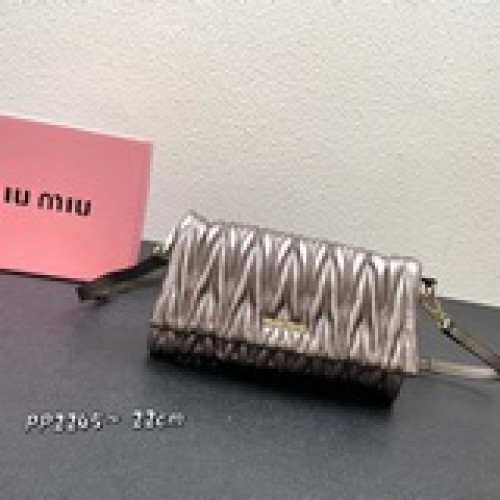 配盒子，Miumiu 新款，采用進口小羊皮制作 （全皮款）摸上去十分有手感 配上