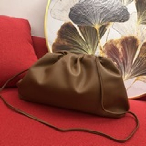 大號 高級感滿屏的bottega veneta.餃子包，它還有一個更溫油的名字叫