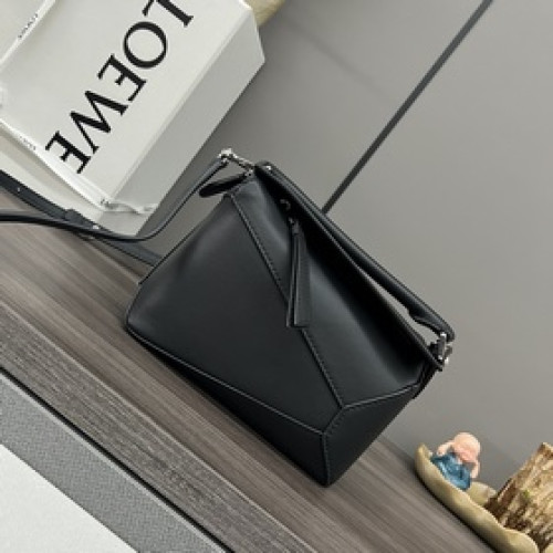 Loewe 新版本 mini柔軟牛皮革Puzzle Edge手袋 L家 推出的
