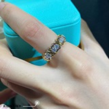 V金材質 碼數5678） 蒂芙尼經典款分色交叉戒指呈現 優雅中帶着甜美的一款精選