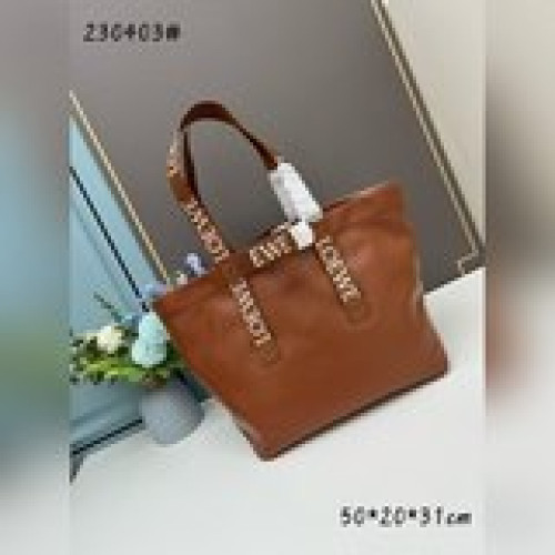 《重新定義羅威風格》*超人氣紙紋牛皮手袋  顔色：黑色、棕褐色皮料：西班