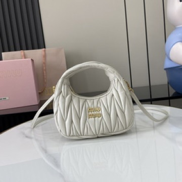 MiuMiu新品迷你MiuWander手袋，采用進口小羊皮經典品牌标志性Mate