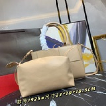 bv編織皮托特氣質款的托特包來啦 編織元素加上紅棕包身簡直是通勤好物，牛皮質感柔
