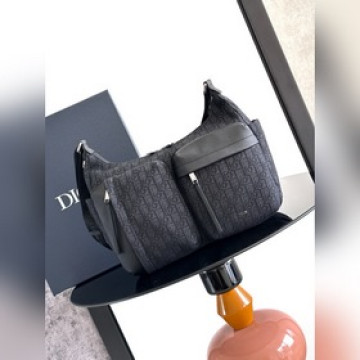 這款 Rider Soft 水餃包是二零二五秋季男裝系列新品，兼具實用功能與時尚
