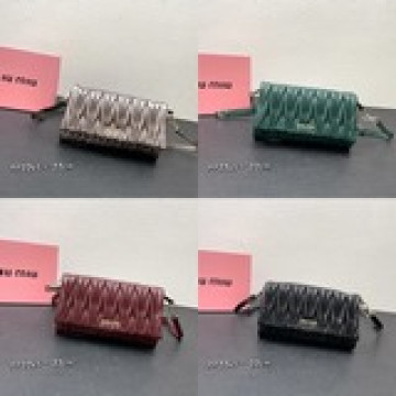 配盒子，Miumiu 新款，采用進口小羊皮制作 （全皮款）摸上去十分有手感 配上