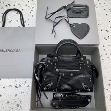 油蠟黑銀扣 Balencia巴黎最新款Neo cagole機車包 這次配備了愛心