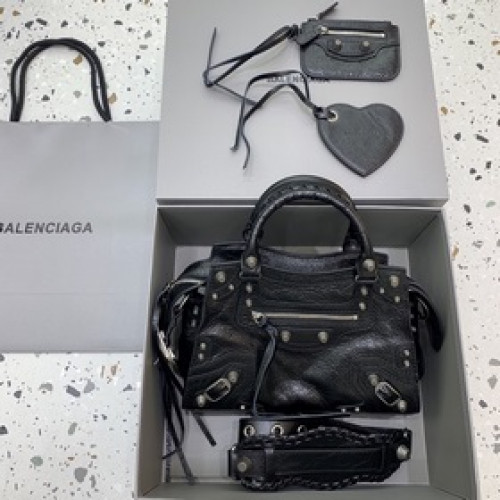 油蠟黑銀扣 Balencia巴黎最新款Neo cagole機車包 這次配備了愛心