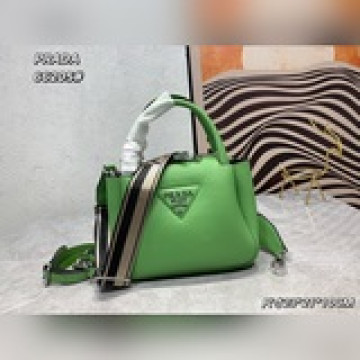 【專櫃高品質-對版專櫃頭層粗荔枝紋】最雙肩帶雙肩帶小號這款雙肩帶采用進口粗荔枝紋