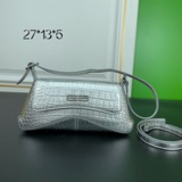 Balenciagα XX系列腋下包 很有設計感的包型 流暢的線條 皮革與金屬