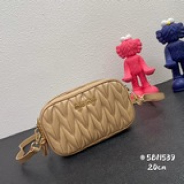 缪缪雙拉鍊相機包，5BH539，M81 采用進口定制綿羊皮，Matelassé軟
