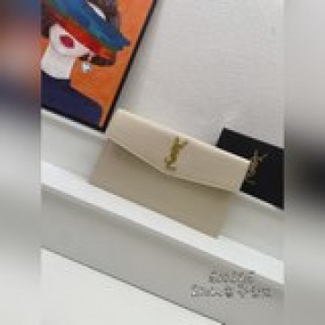 魚子醬 uptown_新品手拿包 （配盒子）最經典的标志性金屬logo，牛皮材