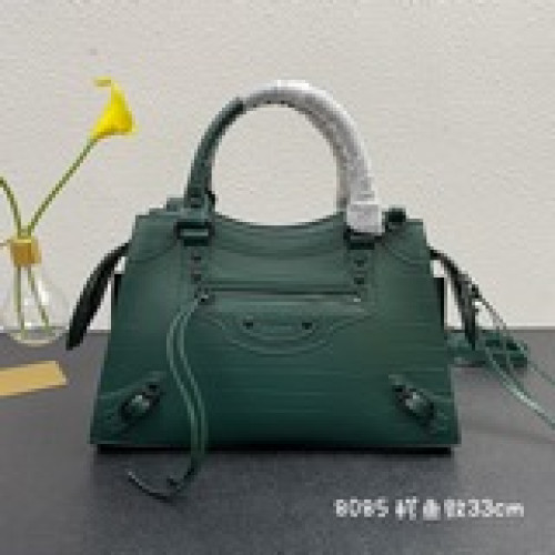 改良升級大號Balenciaga寶藏系列秋冬機車包 新寵登場啦！全新的梯形設計