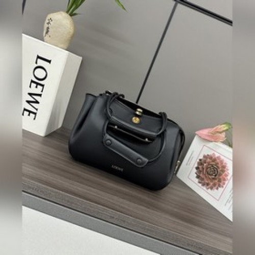 羅家 新款 小號柔軟牛皮革 Madrid 手袋 Madrid 具有柔軟的結構感梯