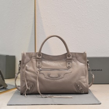 Balenciaga， 時代眼淚 機車包經典系列重現，時尚潮流，比舊版更簡潔大方