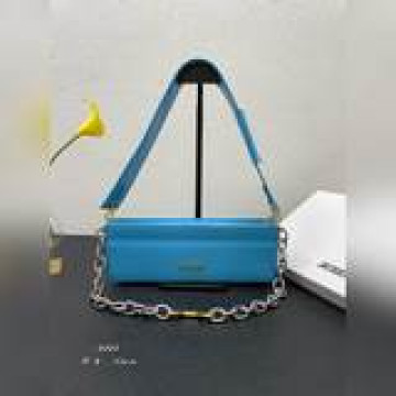 配盒子 Jacquemus* 新LeVague鍊條腋下包獨特的包身設計 加上斷