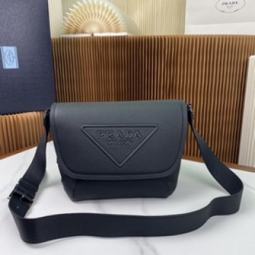 [頂級原單] 新品首發 最新全皮郵差包2VD056 這款粒面牛皮郵差包演繹精美的