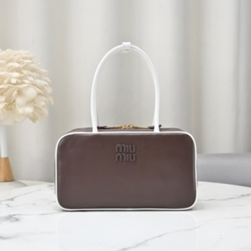 5BB172： MiuMiu新尺寸公文包，采用頂級進口小牛皮，皮質光滑細膩柔軟，