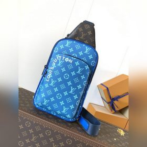 M23782藍 頂級原單 變碼芯片 本款 Avenue 單肩包采用帆布肩帶和内襯