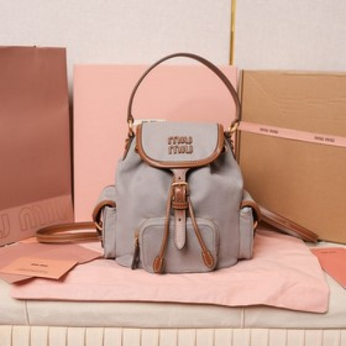 MIU 新品學院風 雙肩包 5BZ043，帆布與高品質小牛皮的完美搭配，厚實耐磨