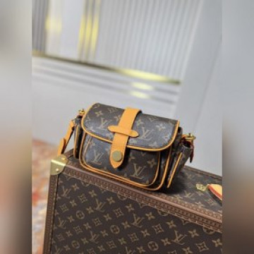 M14742 ]本款 Cargo 迷你手袋出自 Monogram Archive