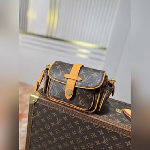 M14742 ]本款 Cargo 迷你手袋出自 Monogram Archive