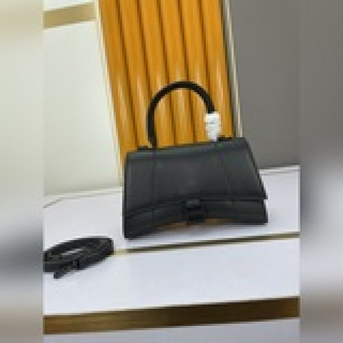 Balencia巴黎家，本季重磅 平紋 沙漏包，獨特的标志性弧線形狀造型極具辨識
