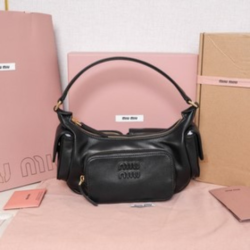 5BC146，MiuMiu今年最特别款式機車包，采用頂級進口小羊皮，皮質柔軟，棉