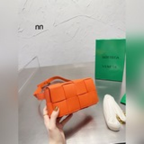 配原版盒size：18*9.5cm夏日包包推薦cassetteBv 油蠟