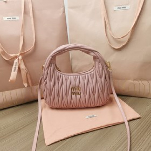 5BC125：MiuMiu新品MiuWander手袋，采用進口小羊皮經典品牌标志