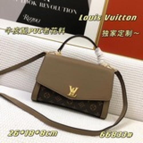 獨家定制新品，手袋采用牛皮材質配PVC老花料，風格百搭。運用對比色标志性面料，
