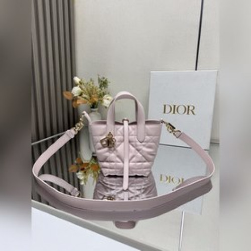 這款微型Toujours豎版手袋是二零二五秋季成衣系列新品，時尚實用。采用粉色牛