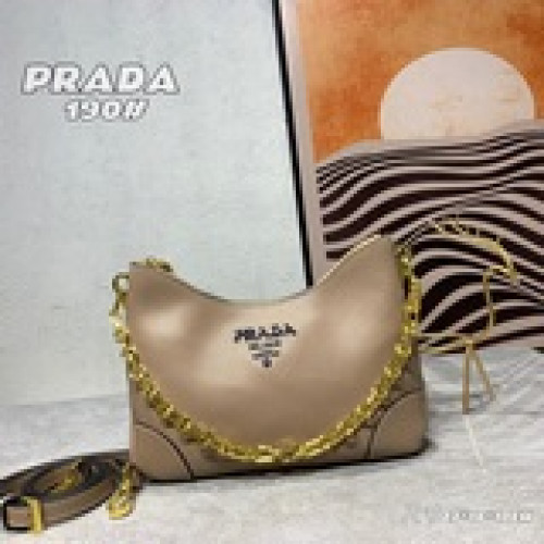 首秀 PRADA爆款之王（皮肩帶+肩挎鍊條），時尚絢麗又具備實用性的牛角包集齊了