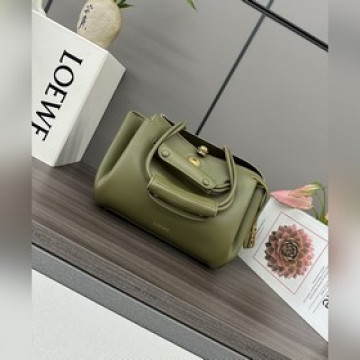 羅家 新款 小號柔軟牛皮革 Madrid 手袋 Madrid 具有柔軟的結構感梯